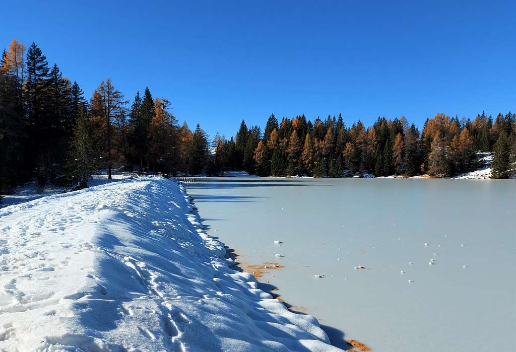 The frozen Tret lake