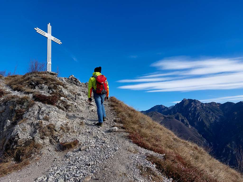 Reaching the cross on Monte Censo