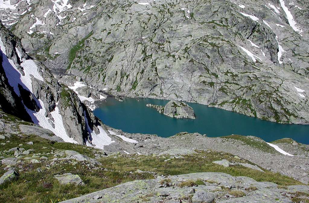 Second lake of Bella Comba during the ascent to the Tachuy lakes