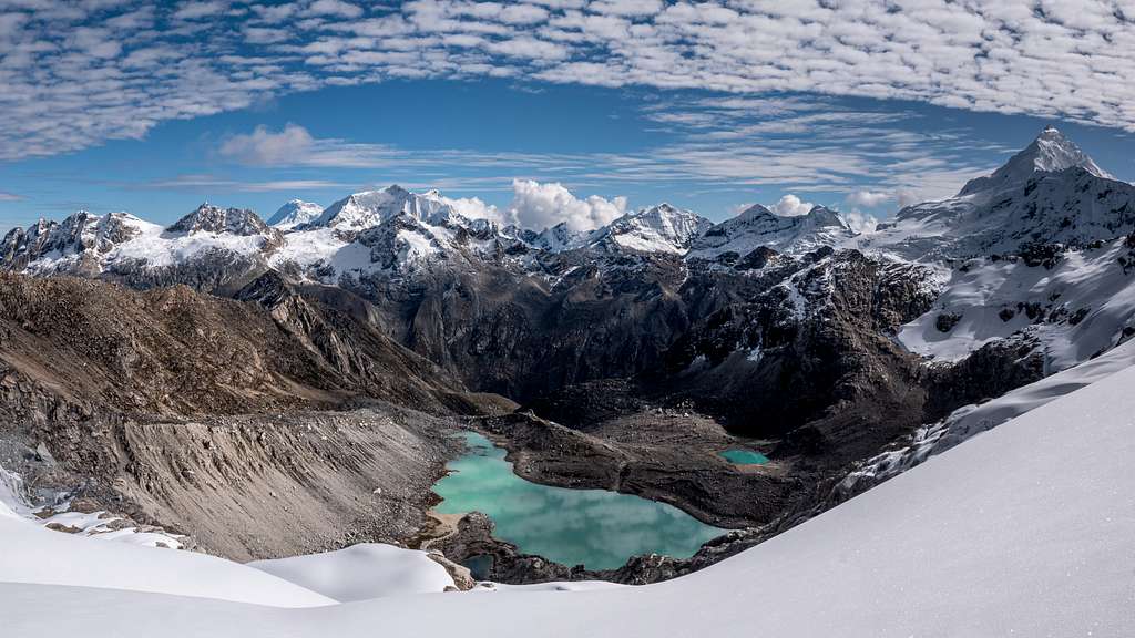 Ishinca / views from SW ridge to laguna Tocllaraju