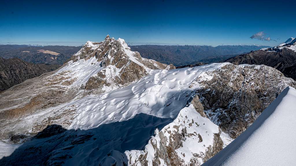 Urus Este / summit view towards W