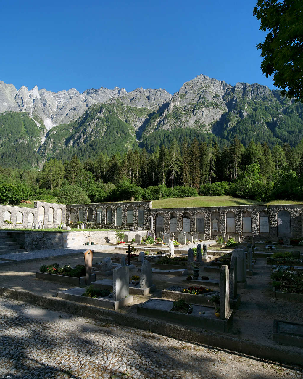 Borgonovo graveyard before Pizzo Frachiccio (2905m), Piz Cacciabella Nord (2979m) and Piz Grand (2459m)
