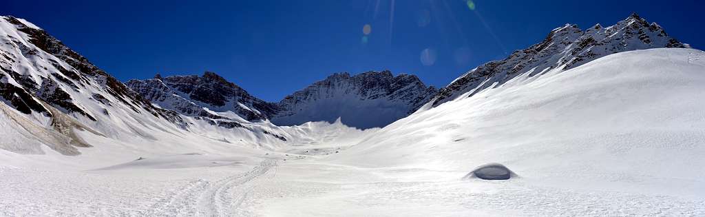 Overall view of vallone di Malatrà (hanging side valley of the italian Val Ferret)