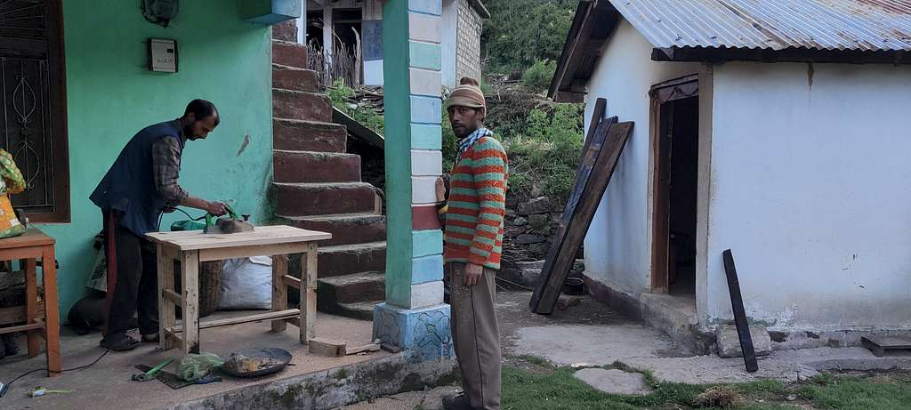 Local carpenter in Dumak