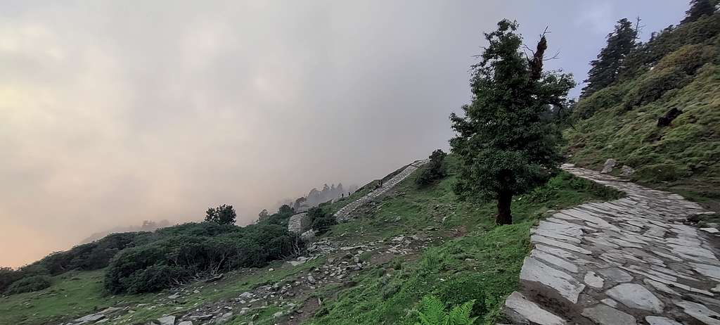 Winding trail to Tungnath