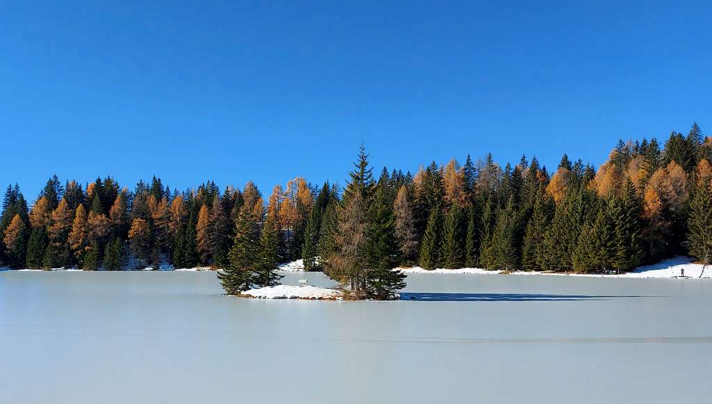 Very small island in the middle of Tret Lake