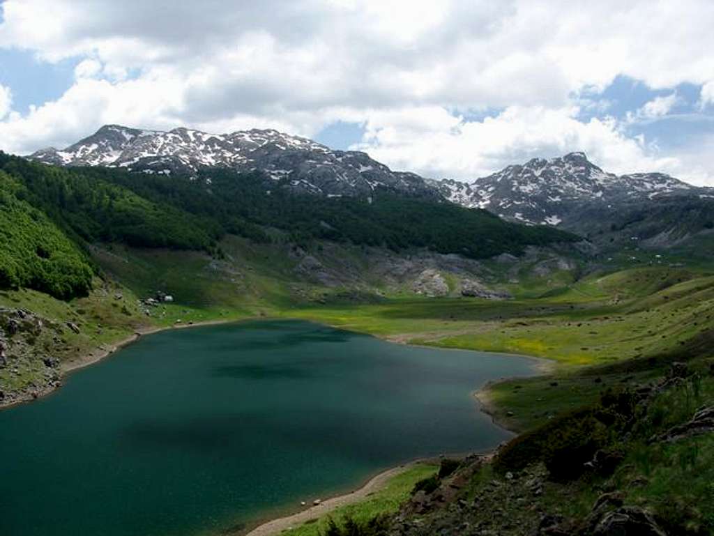  Rikavacko lake with katun...