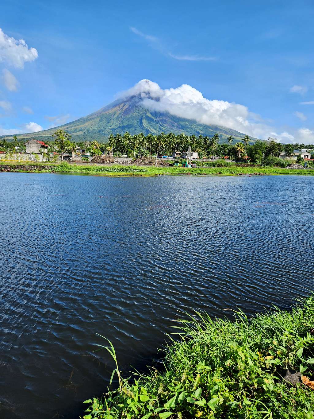 Samlung Lake and Mayon Volcano
