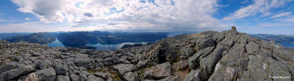 Southern summit of Hornelen