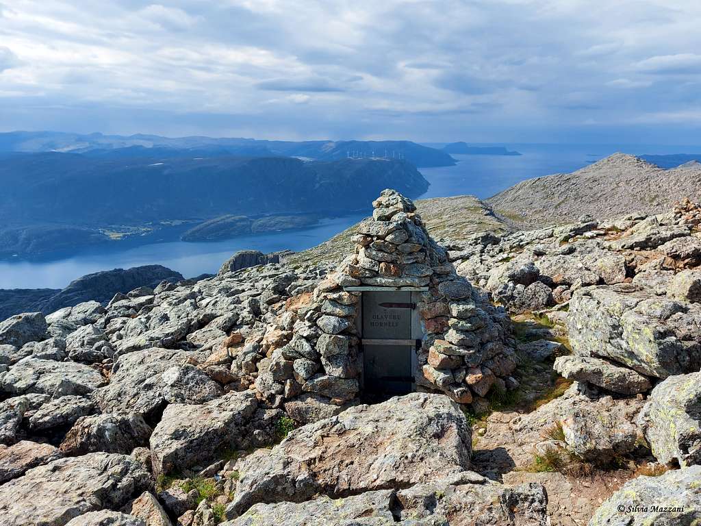 Hornelen. small stone cabin at the Southern  top