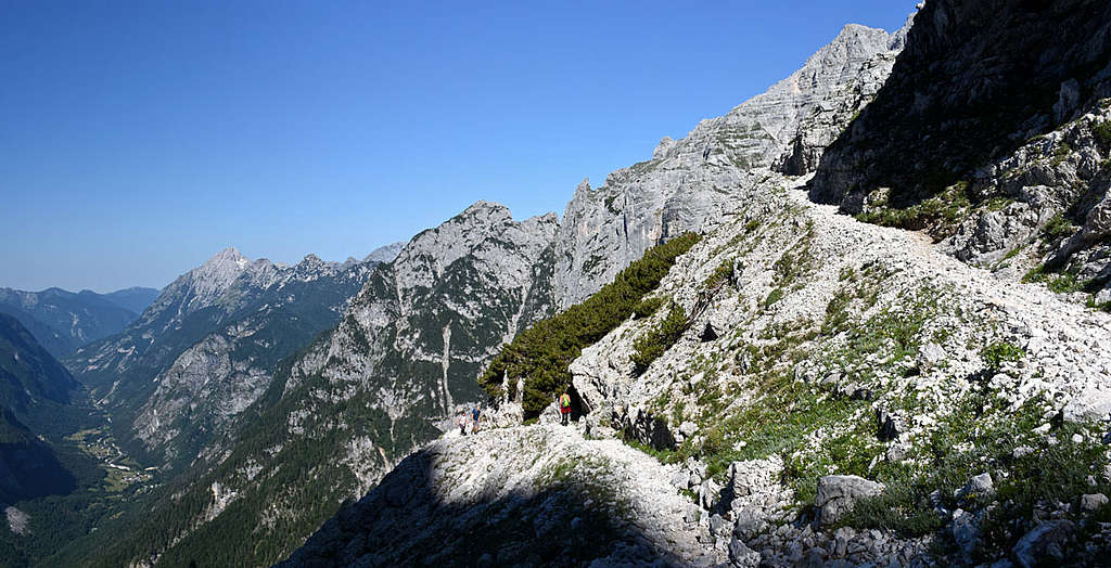 The trail below the hut