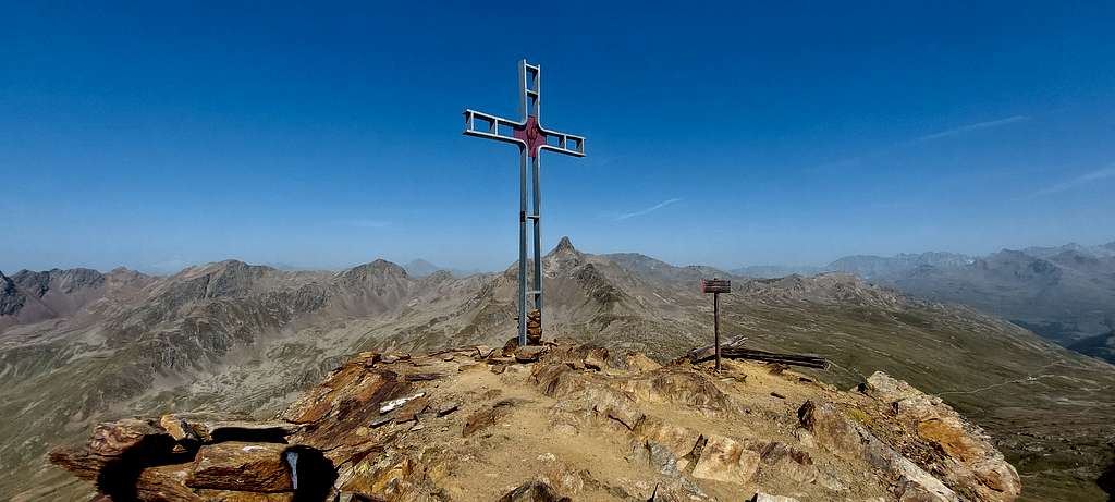 Monte Gaviola summit cross