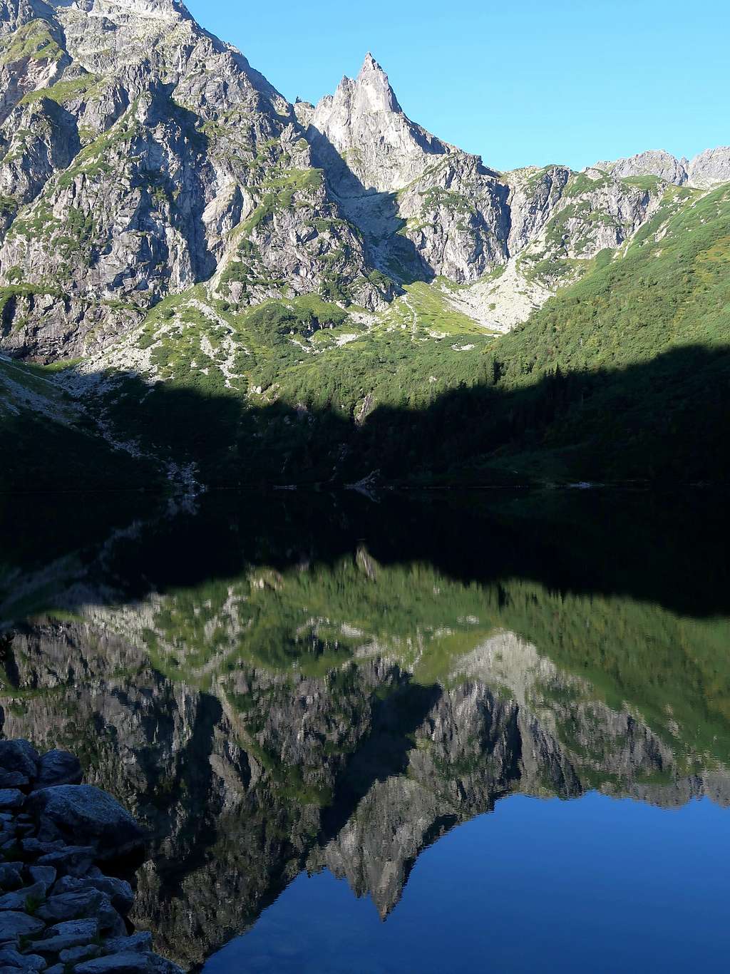 Mnich looking in mirror (NO HDR)
