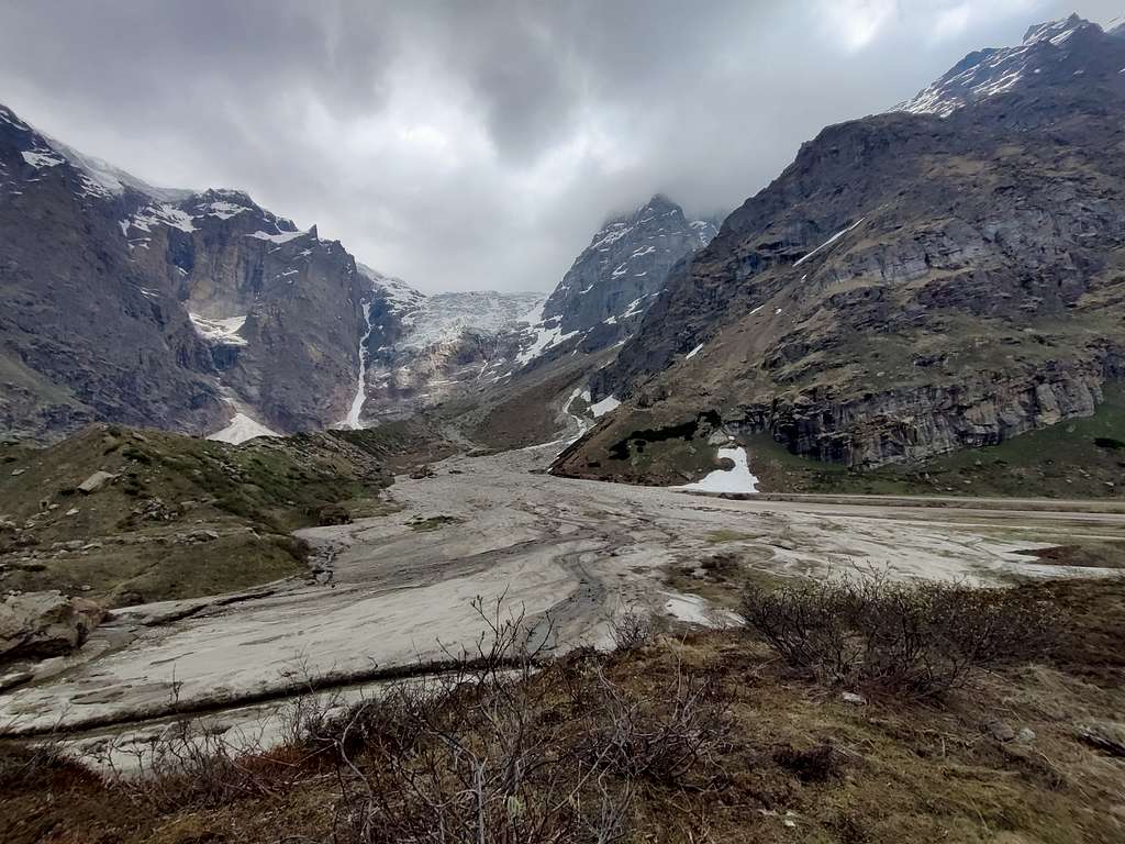 Raktisar Glacier cascading down