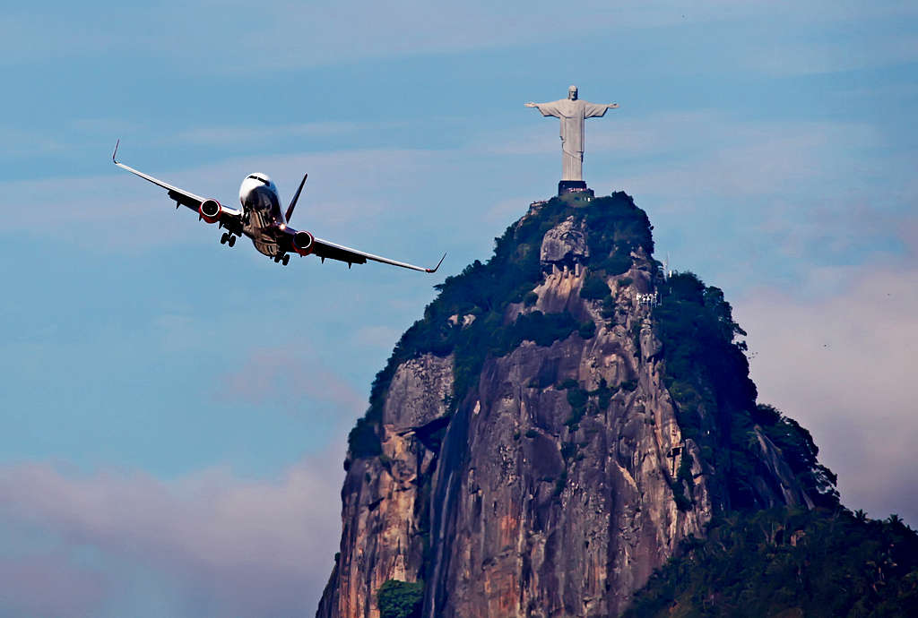 An airplane approaches the airport of Rio de Janeiro for landing ...