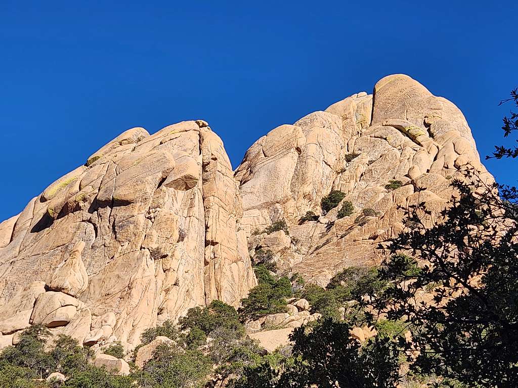 Garlic Dome on the left, Dreamscape on the right, the dihedral is obvious in this pic