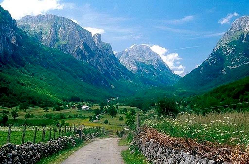 Ropojana Valley