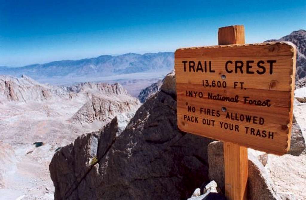 Trail Crest Sign