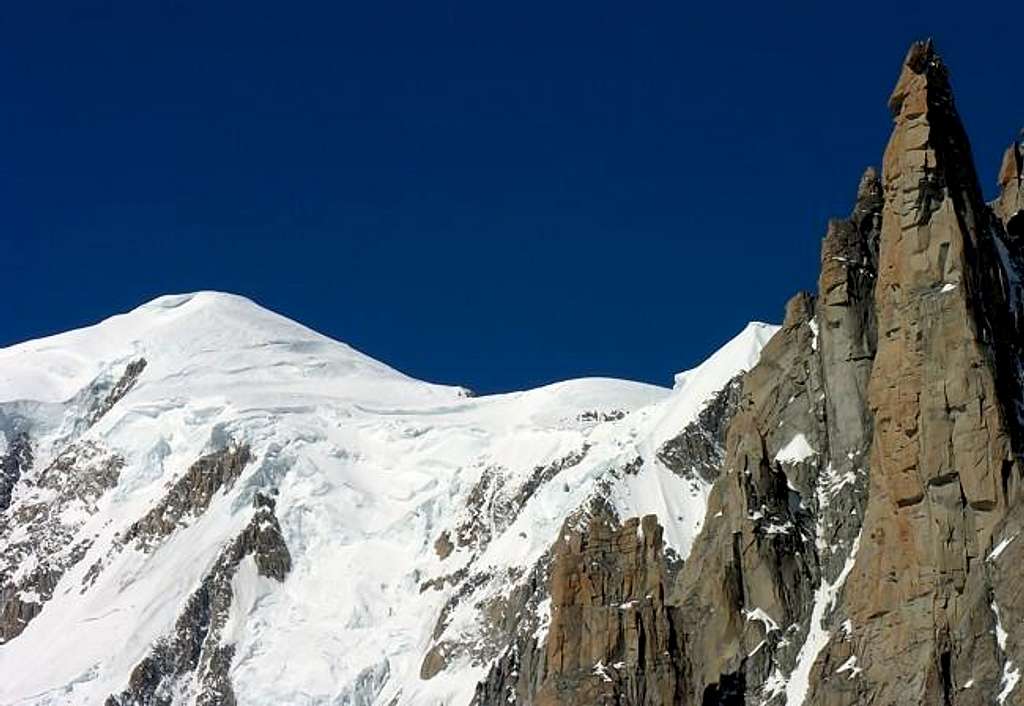 Il Monte Bianco (4810 m) e il...