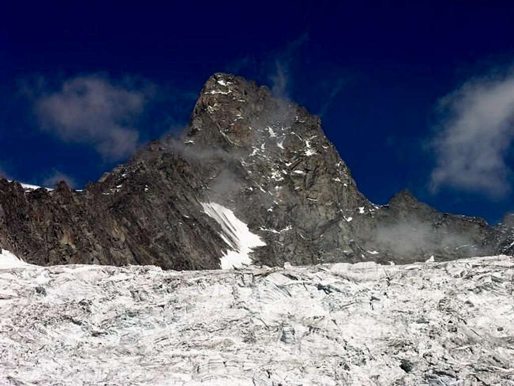 L'aiguille de Triolet (3874 m)