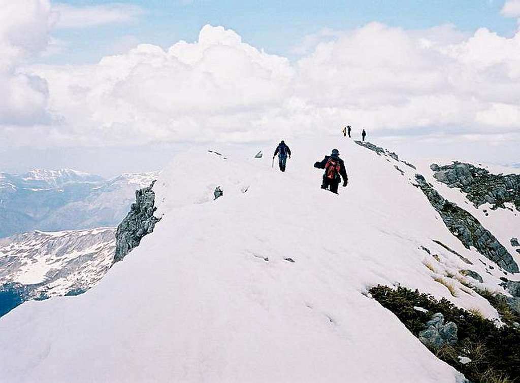 On the summit ridge of Kolata...