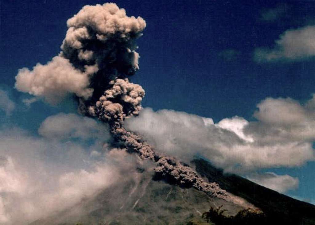 Mayon volcano erupting in 2000.