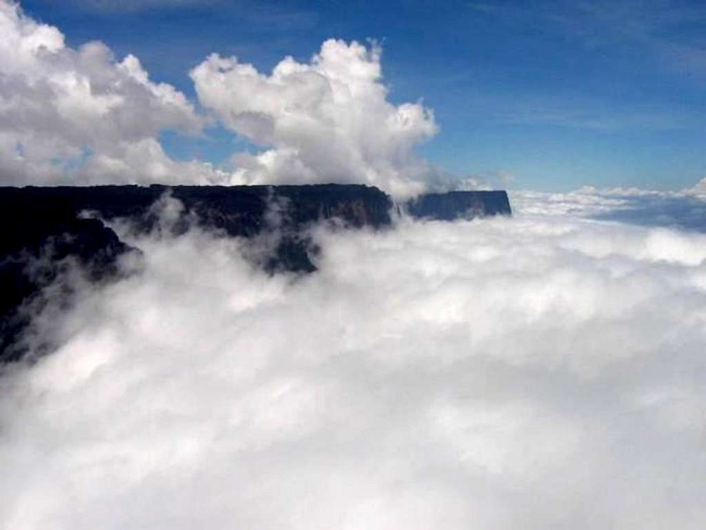 Kukenan above the clouds....