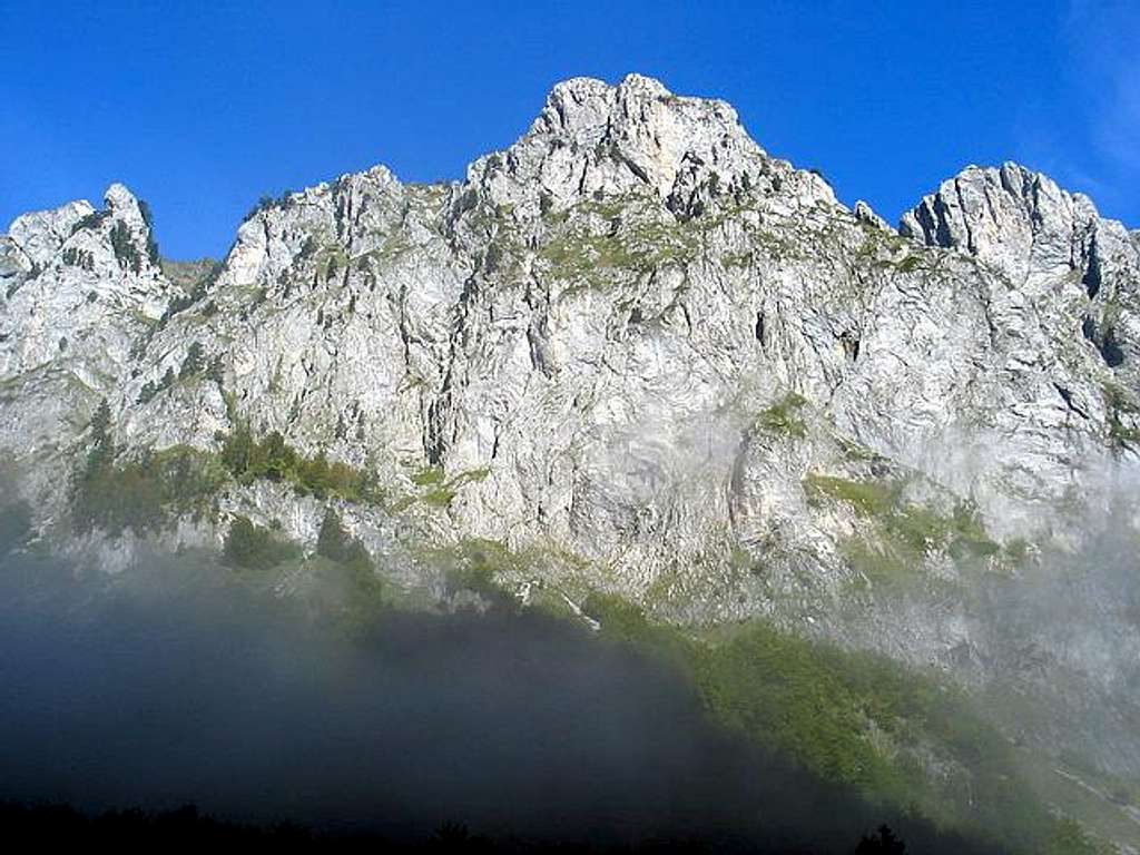  700 m high wall of Volusnica...