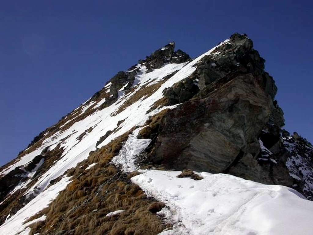 NE ridge to Trecarè summit....