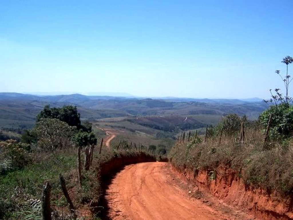 The road to Pico do Papagaio...