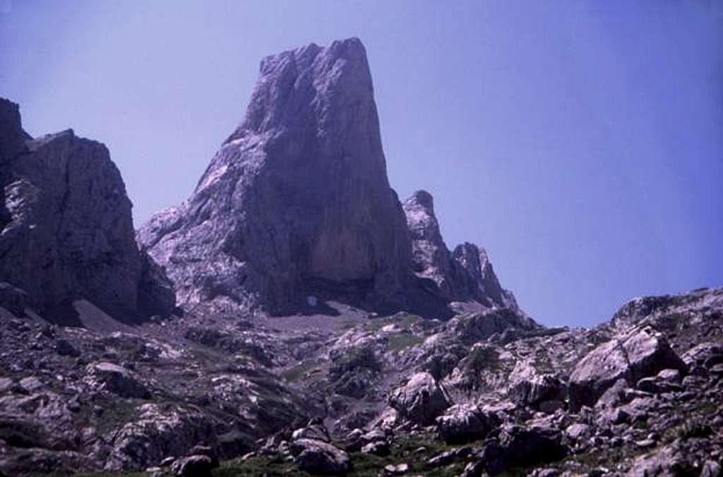 View of Naranjo de Bulnes...