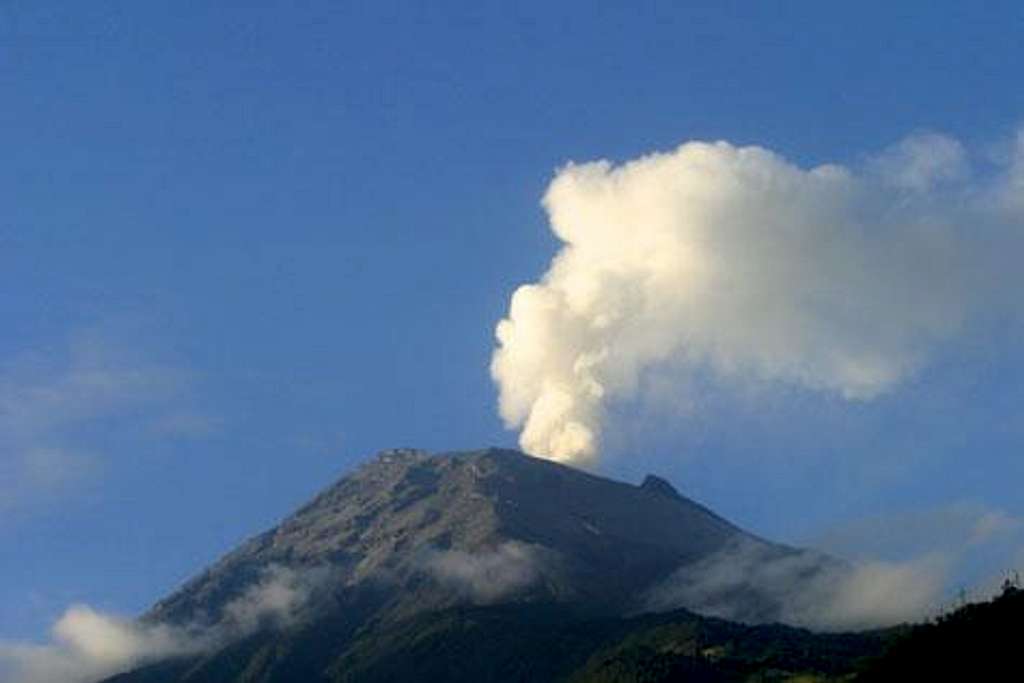 Tungurahua erupting