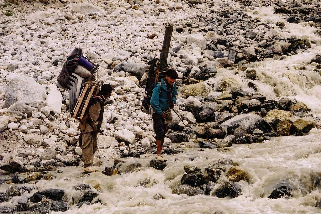 River crossing in the Gondogoro valley