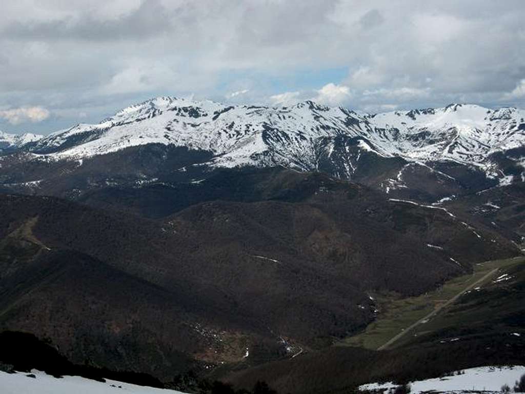 Peña Ten (2.142 m.) and Pozua (1.907 m.)  from the top of Pandián