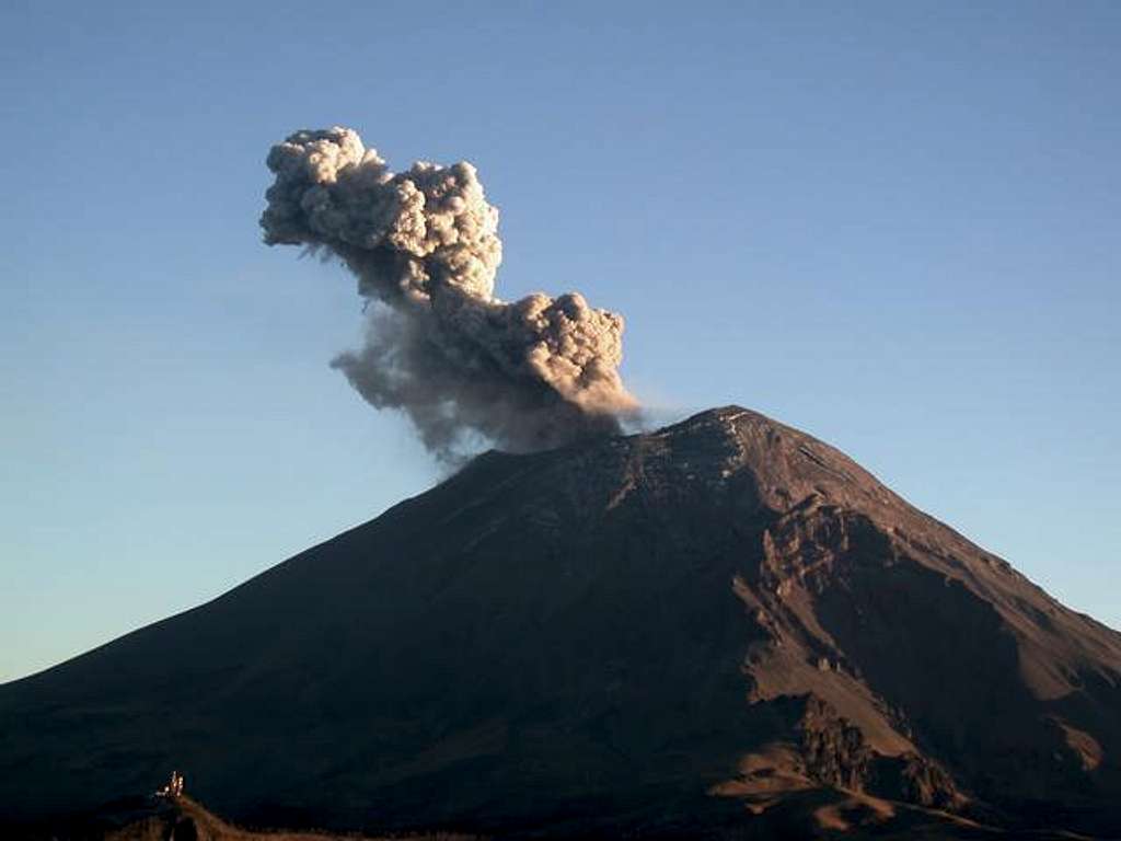 Small eruption on Popo as...