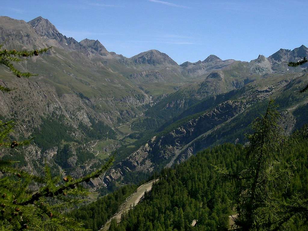 The upper part of the long Vallone dell'Urtier seen from Montzeuc