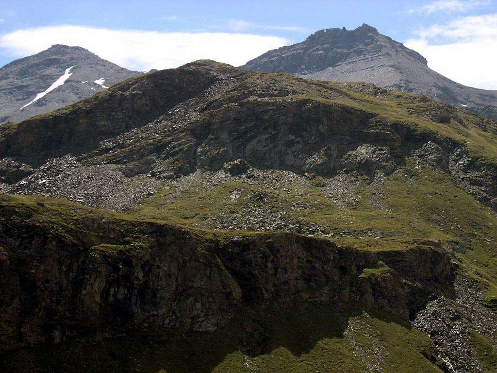 Puy Vardettaz <i>2579m</i> and in the background Penne Blanche ( E. <i>3254m</i>,  W. <i>3208m</i>)