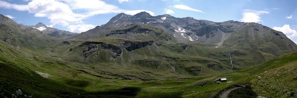 The upper part of Vallone di Grauson and the ridge separating it from Vallone dell'Urtier