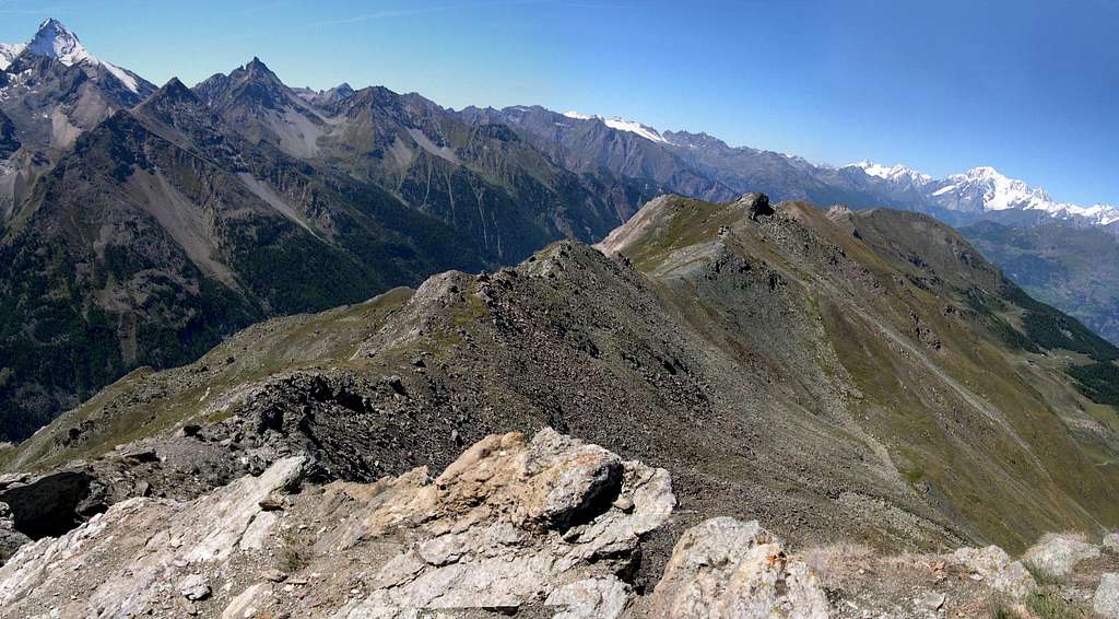 The ridge between Valle di Cogne and Conca di Pila, starting from Punta di Mompers <i>2793m</i>