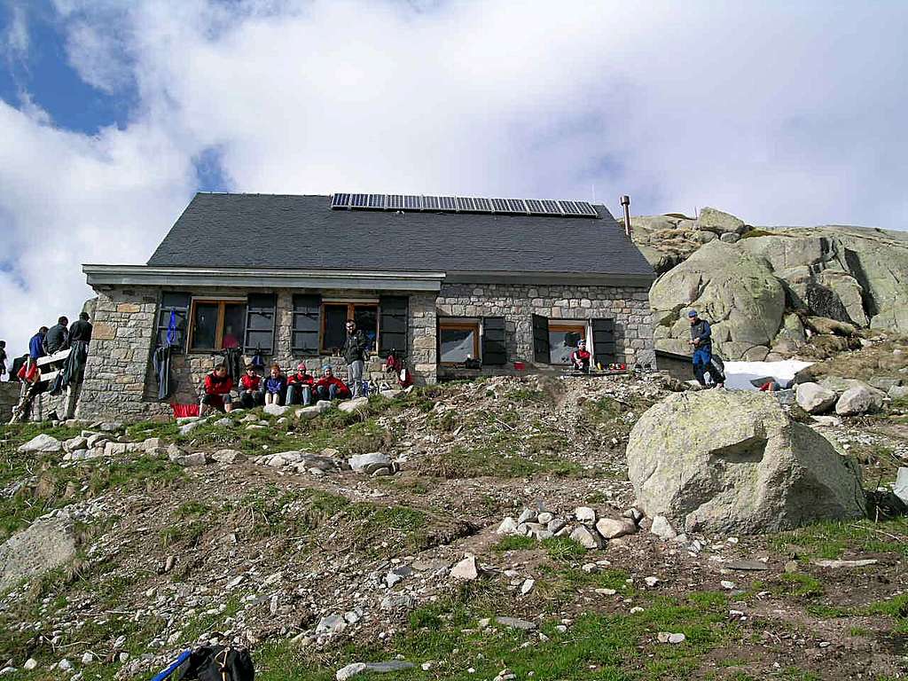 Mountaineers at the Ventosa i Calvell hut