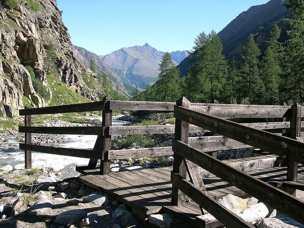 Erfaulet bridge, along the trail <br>to the many bivouacs of Valnontey