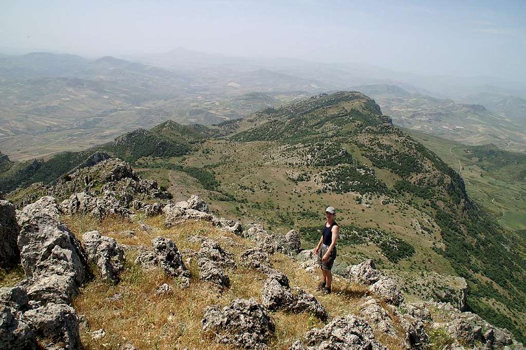 The high plateau between Monte San Calògero and Monte dell'Uomo