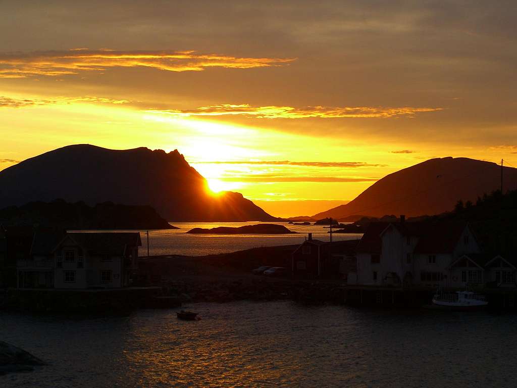 Midnight Sun at Henningsvær