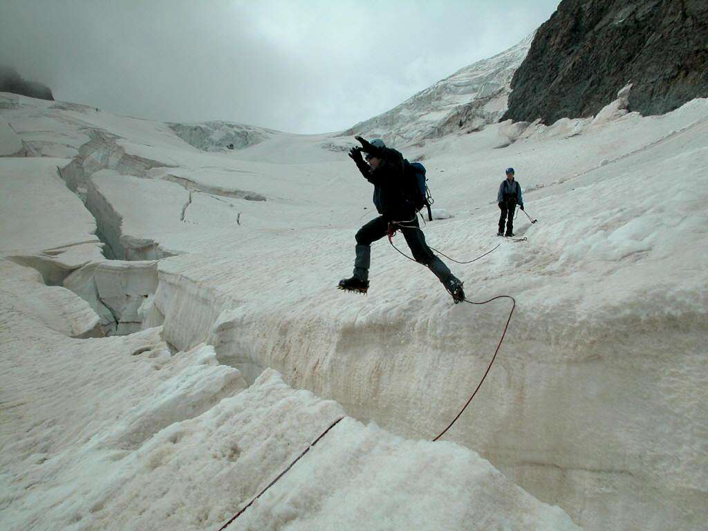 Ecrins > Jump over crevasse (Mont Pelvoux)