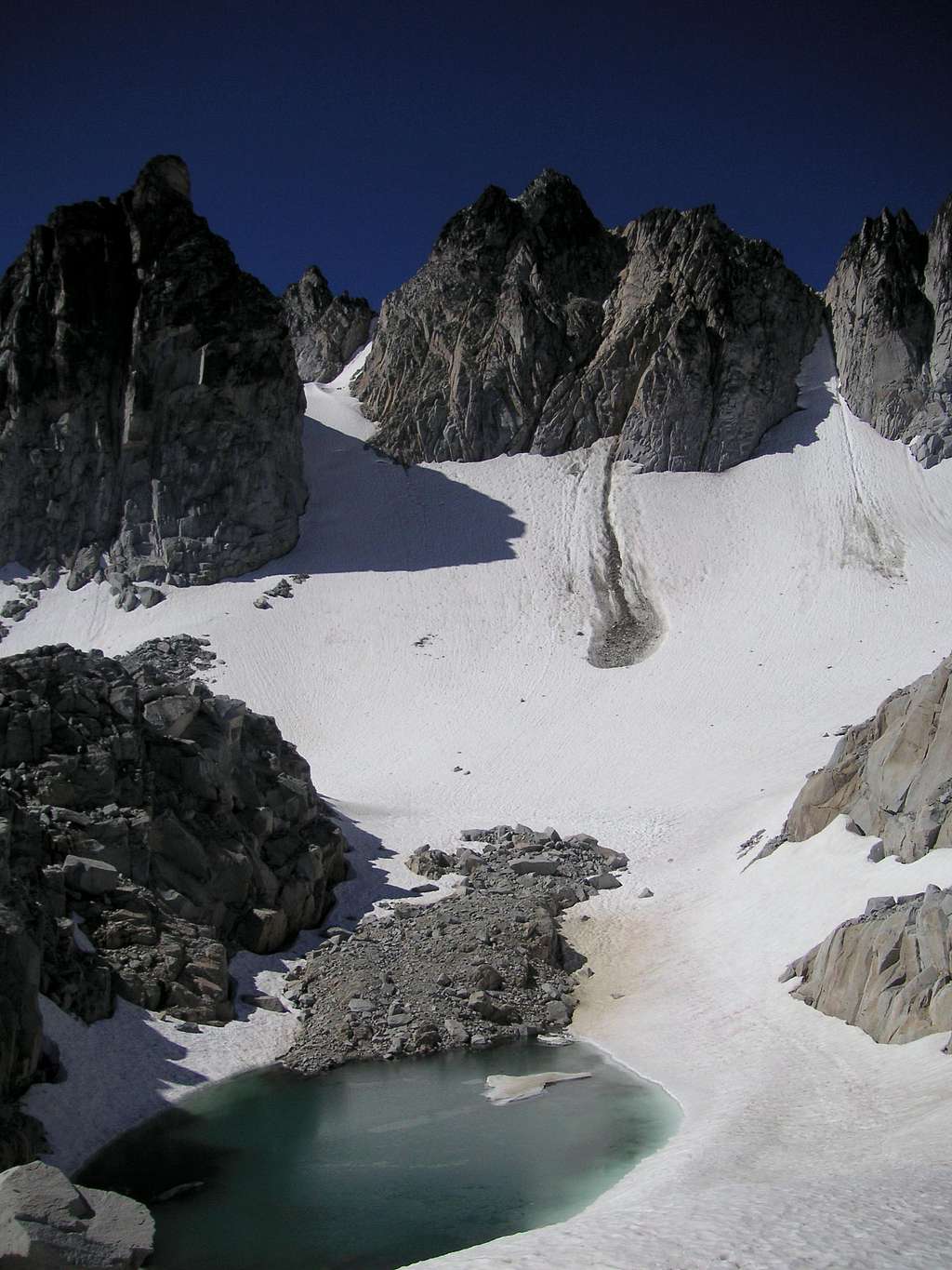 East Dragontail Peak (r) and Witches Tower (l) rise above Mist Pond at Aasgard Pass