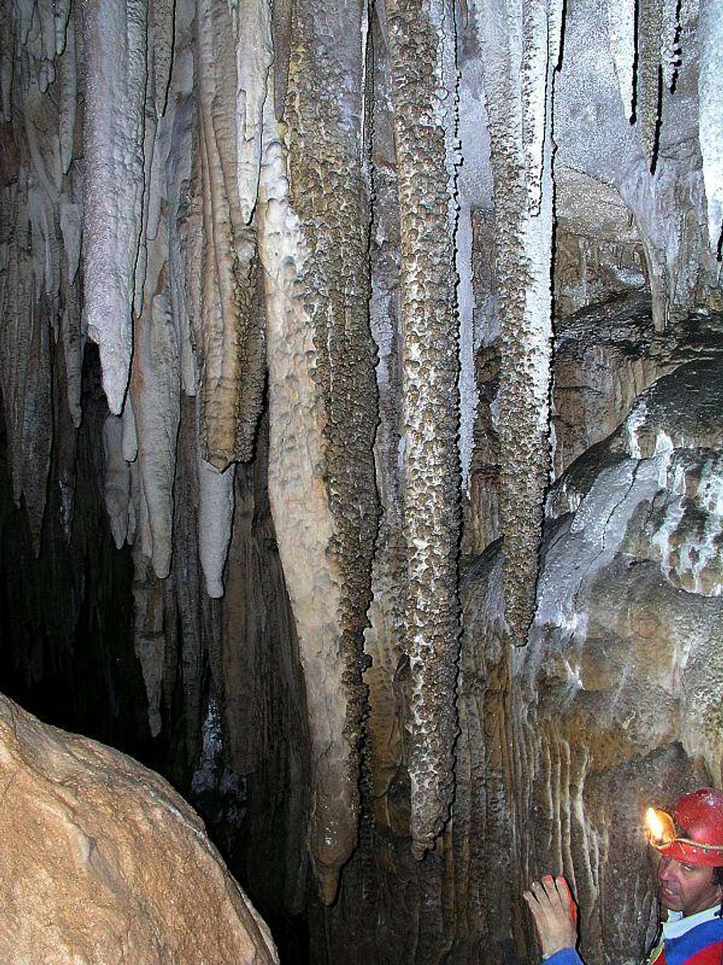 Snezna jama (Snow Cave)