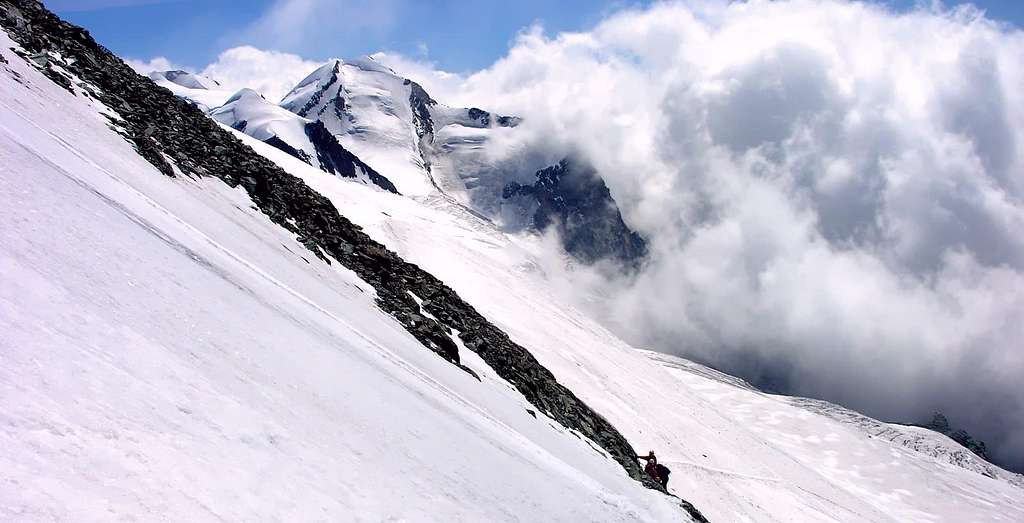 Il Castore (4226 m), visto salendo il Breithorn (4165 m)