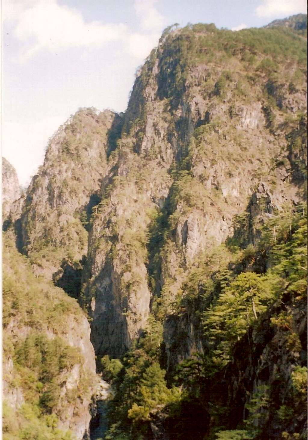Huge cliffs that form Gamila N side fall vertical to Aoos river