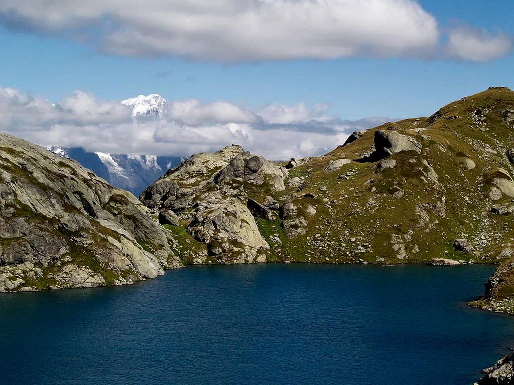 Il secondo lago di Bella Comba, sullo sfondo Les Grandes Jorasses