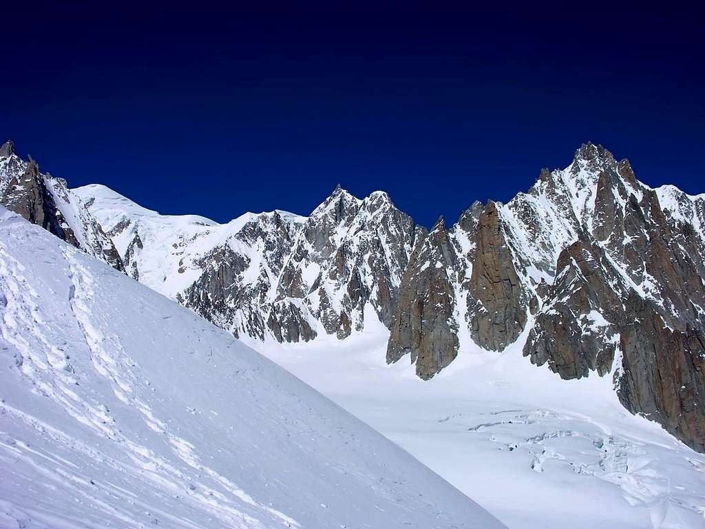 Monte Bianco (4810 m), Mont Maudit (4465 m) e Mont Blanc du Tacul (4248 m)